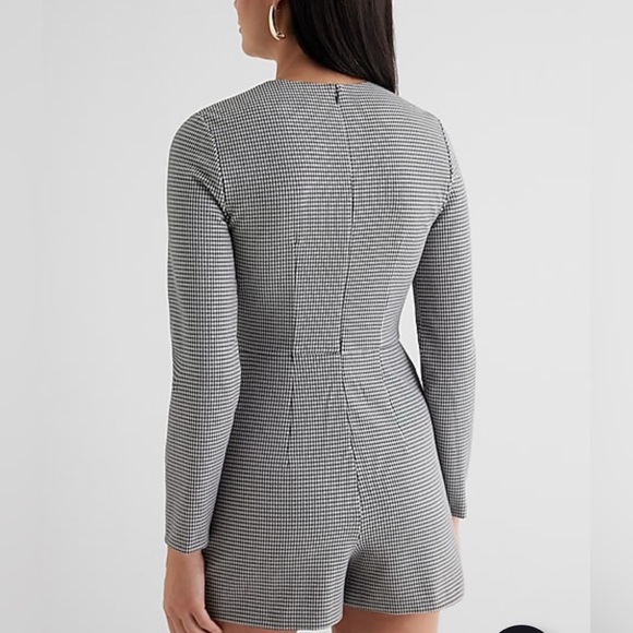 Express comfy black and white  jumpsuit.  XS feels like small. Size 8 - Picture 3 of 5